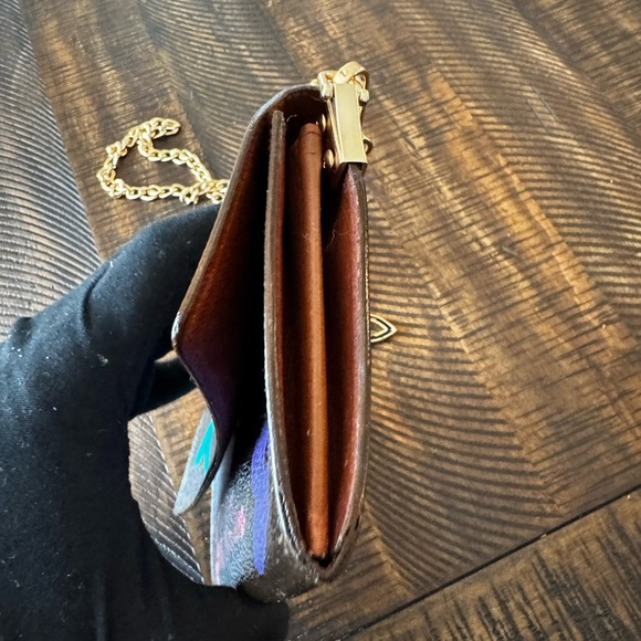 - Louis Vuitton
Vintage LV Monogram Sarah Wallet designed by me hand paint… - Picture 4 of 16